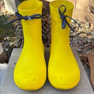 Crocs Freesail Shorty Rain Boots 203851 Yellow Women's Size 10 Coraline costume